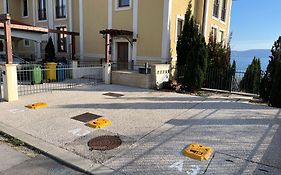 Grosszuegiges Appartement Direkt Am Meer Mit Eigenem Pool - Povile Suites